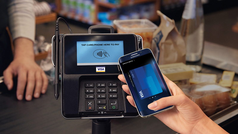 Customer taking advantage of Visa digital payment solutions to make a contactless purchase